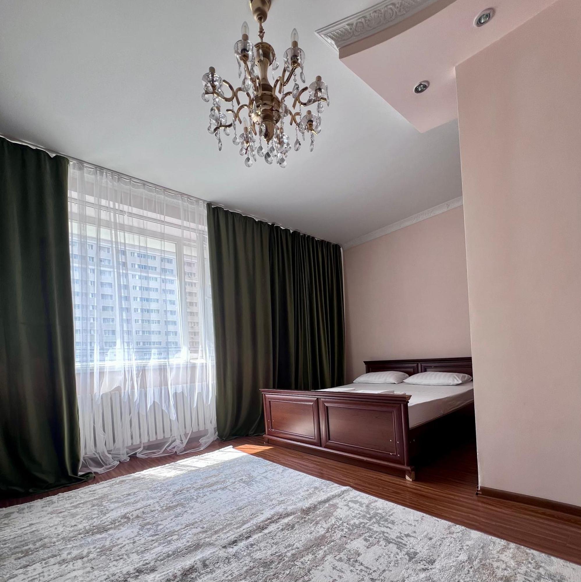 7 Очень Теплая Возле Байтерека Квартира Для 1-4 Человек Nur-Sultan  Exterior photo